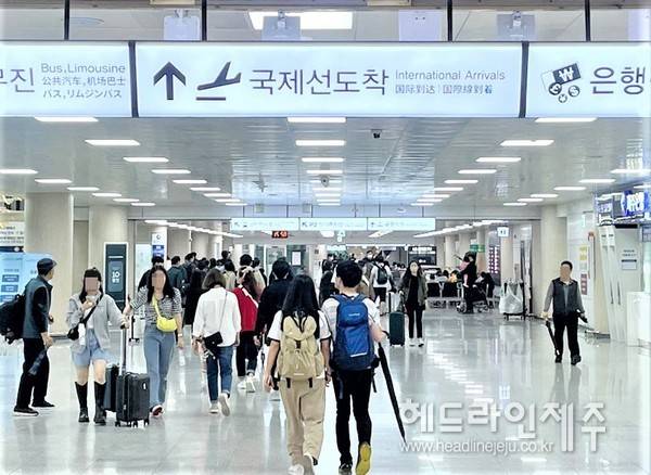 올해 들어 극심한 감소세를 보이던 제주도 방문 관광객이 6~7월을 기점으로 다시 확연한 증가세로 전환됐다.