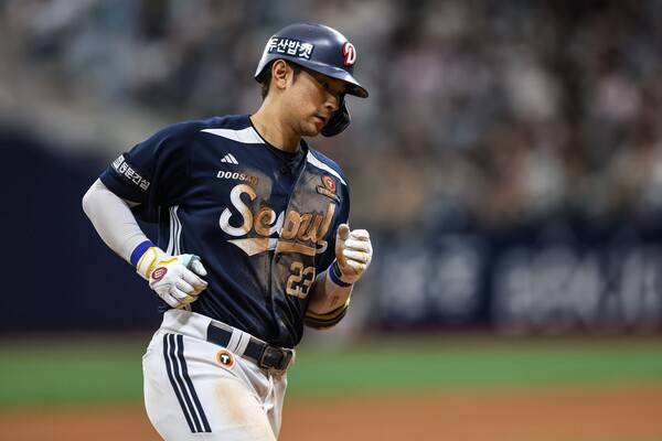 두산 강승호가 10일 고척 키움전에서 동점 솔로포를 터트린 뒤 그라운드를 돌고 있다. 사진 | 두산