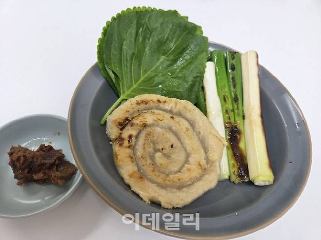 라이스페이퍼로 만든 ‘비건 곱창’을 한 줄로 말아 굽자, 실제 곱창을 연상케 하는 비주얼이 완성됐다. 깻잎, 된장, 구운 대파를 곁들이면 곱창구이처럼 먹을 수 있다. (사진=한전진 기자)