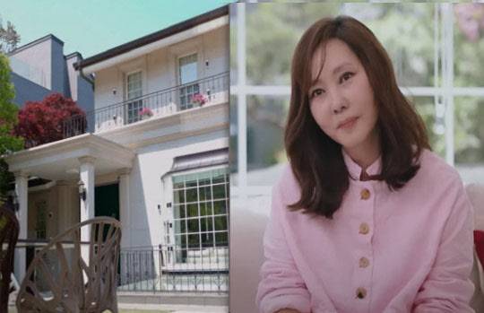 배우 김남주(오른쪽)과 김남주가 살고 있는 서울 강남 삼성동 현대주택단지의 한 고급 주택. (사진=김남주 유튜브 갈무리)