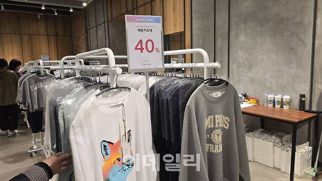 패션 상품을 할인 판매 중인 모습 (사진=김지우 기자)