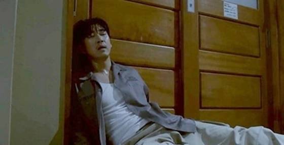 드라마 '트라이'에서 중증근무력증으로 쓰러진 윤계상. [사진=SBS 캡처]