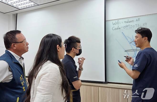 김영기 더본외과동물의료센터 원장(오른쪽)이 9일 대만 수의사들에게 외과 수술을 강의하고 있다. ⓒ 뉴스1