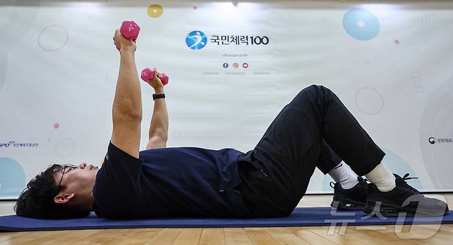 강기용 체육진흥공단 운동처방사가 15일 서울 국민체력100 KSPO송파체력인증센터에서 아령 운동법 시범을 보이고 있다. 2025.7.15/뉴스1 ⓒ News1 김도우 기자