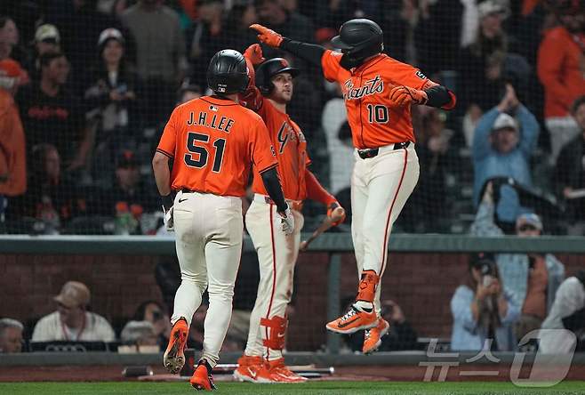 MLB 샌프란시스코 이정후가 동료들과 기뻐하고 있다. ⓒ AFP=뉴스1