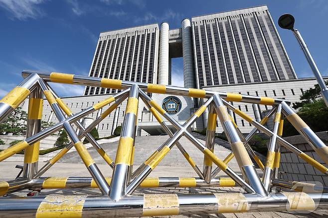 윤석열 전 대통령의 내란 우두머리 혐의 재판과 김건희 여사의 구속영장 심사가 잇따라 예정된 가운데 10일 서울 서초구 서울중앙지법에 적막이 흐르고 있다. 법원에 따르면 윤 전 대통령의 내란 우두머리 혐의 재판이 열리는 오는 11일 오전 8시부터 자정까지 청사 북문(보행로·차량통행로)을 폐쇄한다. 이는 김 여사의 영장실질심사가 예정된 12일에도 적용된다. 2025.8.10/뉴스1 ⓒ News1 김민지 기자