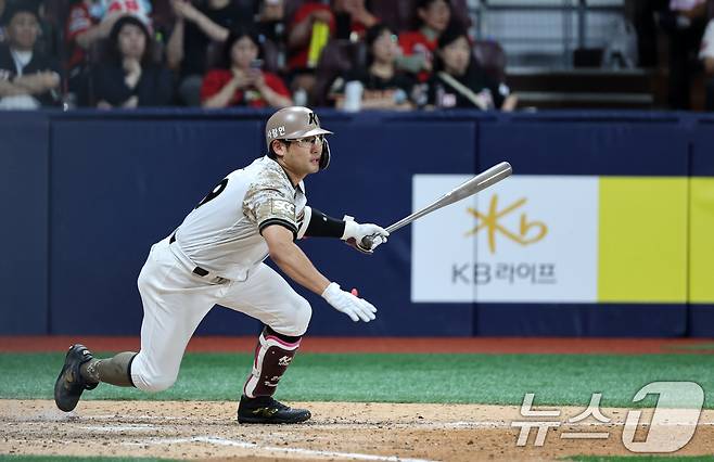 24일 오후 서울 구로구 고척스카이돔에서 열린 프로야구 '2025 신한 SOL뱅크 KBO 리그' KIA와 키움의 경기, 8회말 키움 공격 1사 주자 1루 상황 임지열이 안타를 치고 있다. 2025.6.24/뉴스1 ⓒ News1 이승배 기자