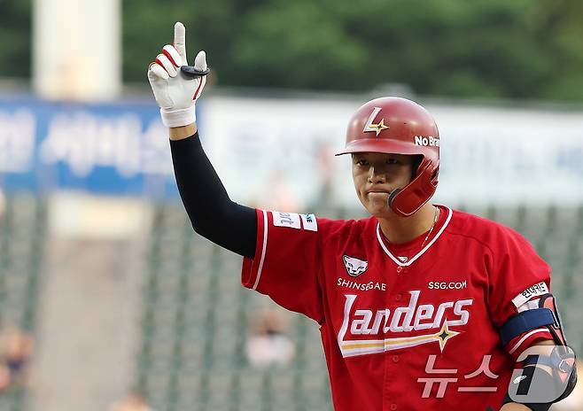12일 오후 서울 송파구 잠실야구장에서 열린 프로야구 '2025 신한 SOL뱅크 KBO 리그' SSG 랜더스와 LG 트윈스의 경기, 2회초 1사 만루 상황 SSG 조형우가 2타점 역전 적시타를 때려낸 뒤 세리머니를 하고 있다. 2025.6.12/뉴스1 ⓒ News1 이동해 기자