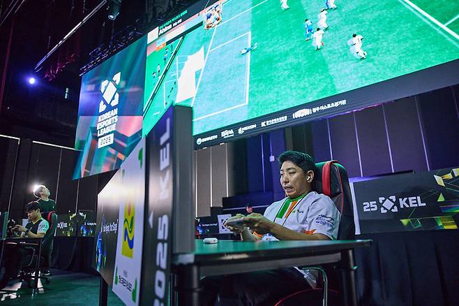 KEL FC모바일 정상에 오른 전남드래곤즈 e스포츠 유창호. 사진 | 한국e스포츠협회