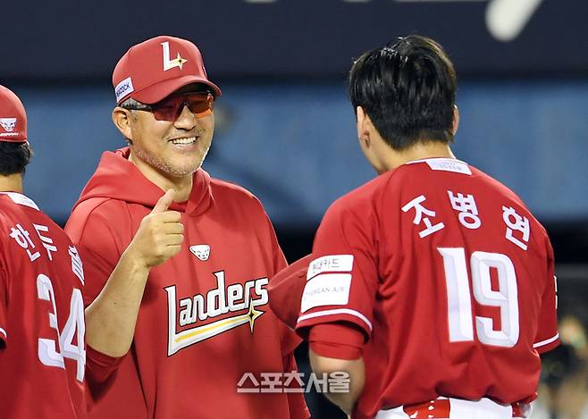 SSG 이숭용 감독이 20일 서울 잠실구장에서 열린 2025 KBO리그 두산과 경기에서 5-3으로 승리하며 3연승을 기록한 뒤 1이닝을 힘겹게 막아내며 세이브를 기록한 투수 조병현과 하이파이브를 나누고 있다.  잠실 | 박진업 기자 upandup@sportsseoul.com