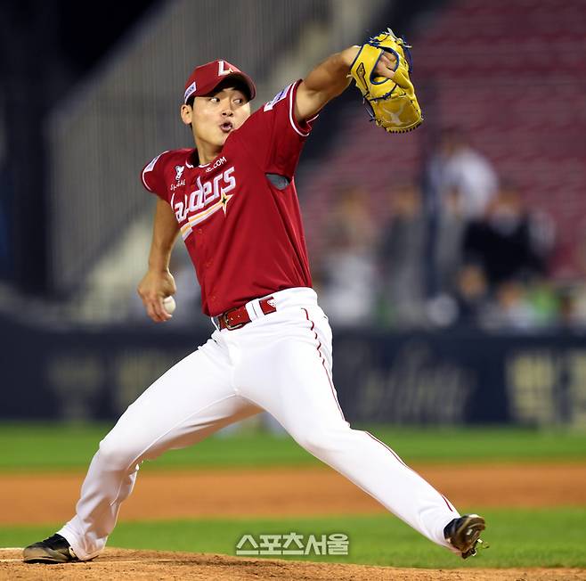 SSG 조병현이 22일 서울 잠실구장에서 열린 2024 KBO리그 두산과 경기 8회 역투하고 있다. 잠실 | 최승섭기자 thunder@sportsseoul.com