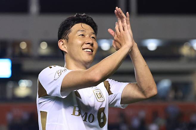 손흥민이 10일(한국시간) MLS 데뷔전을 마친 뒤 인사하고 있다. 사진 | 브리지뷰=AFP연합뉴스