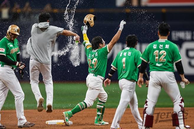 키움 선수들이 10일 고척 스카이돔에서 열린 2025 KBO리그 두산전에서 임지열의 끝내기 안타로 승리한 뒤 환호하고 있다. 사진 | 키움 히어로즈