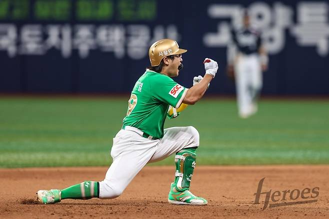 키움 임지열이 10일 서울 고척스카이돔에서 열린 2025 KBO리그 두산전에서 끝내기 안타를 친 뒤 환호하고 있다. 사진 | 키움 히어로즈