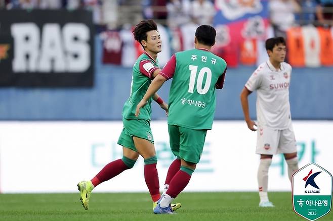 대전 최건주(왼쪽)가 10일 수원FC전에서 선제골을 넣고 환호하고 있다. 사진 | 한국프로축구연맹