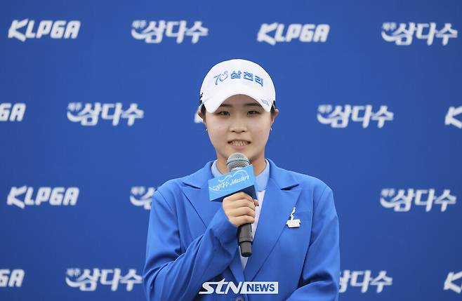 제주도 서귀포시에 위치한 사이프러스 골프앤리조트(파72/6,586야드)에서 열린 '제12회 제주삼다수 마스터스'(총상금 10억 원, 우승상금 1억 8천만 원)에서 우승한 고지원(삼천리)가 우승 후 인터뷰에 임하고 있다. /사진=손진헌 기자