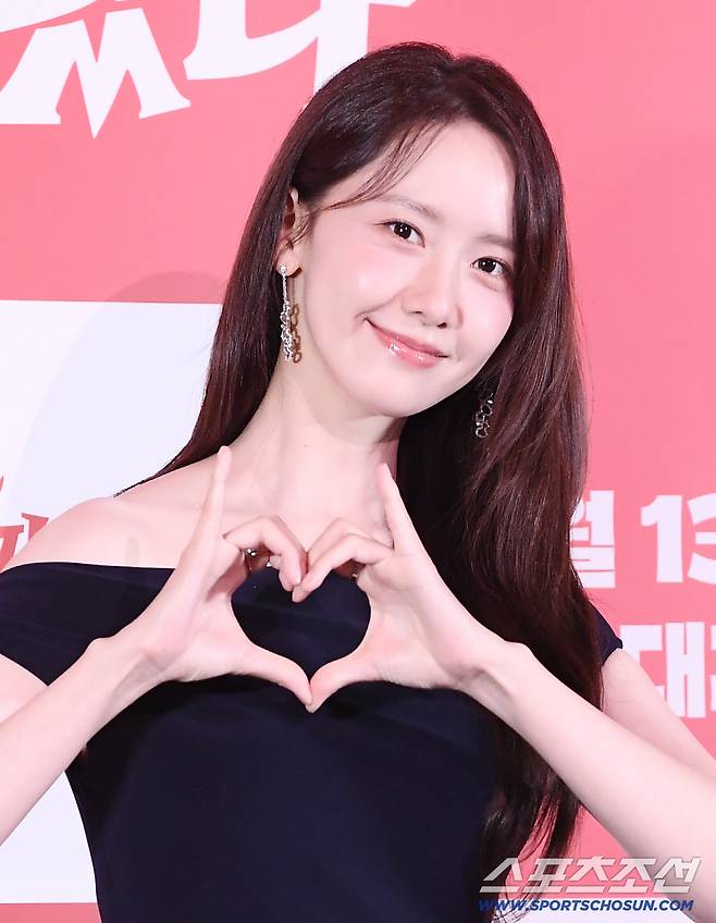 영화 '악마가 이사왔다'(감독 이상근) 시사회가 6일 오후 서울 용산구 CGV용산아이파크몰에서 열렸다. 임윤아가 포즈 취하고 있다. 

'악마가 이사왔다'는 새벽마다 악마로 깨어나는 선지(임윤아)와 그녀를 감시하는 아르바이트를 하게 된 백수 길구(안보현)의 이야기를 담은 코미디 영화로 13일 개봉한다. 정재근 기자 cjg@sportschosun.com/2025.8.6/
