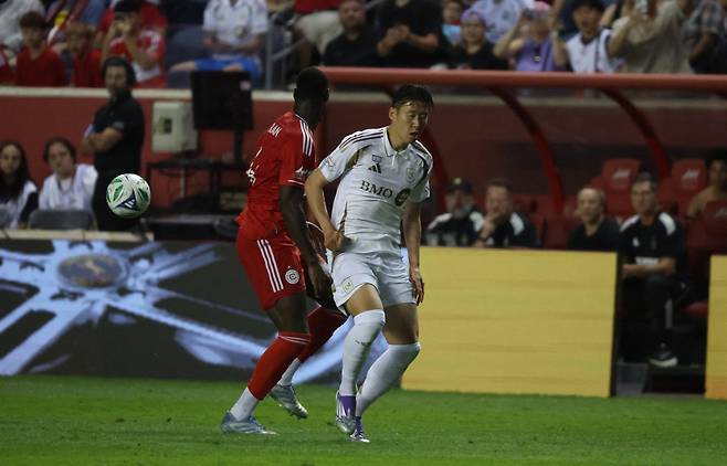 Aug 9, 2025; Bridgeview, Illinois, USA; Los Angeles FC forward Son Heung-Min (7) and Chicago Fire defender Carlos Ter?n (4) battle for control of the ball during the second half at SeatGeek Stadium. Mandatory Credit: Talia Sprague-Imagn Images







<저작권자(c) 연합뉴스, 무단 전재-재배포, AI 학습 및 활용 금지>