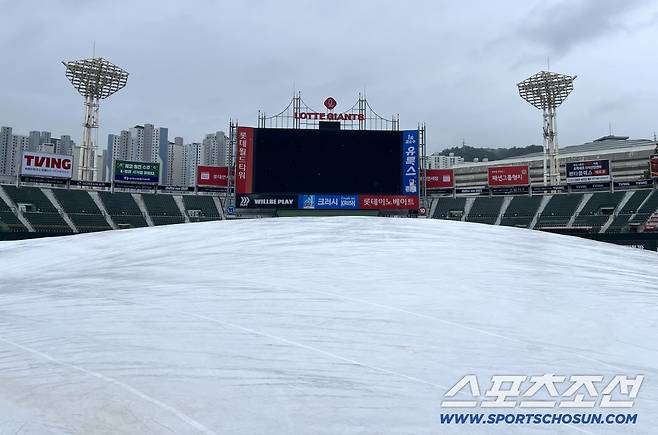 10일 부산 사직야구장에서 SSG와 롯데의 경기가 열릴 예정인 가운데 그라운드에 비가 내려 방수포가 설치되어 있다. 부산=허상욱 기자wook@sportschosun.com/2025.08.10/