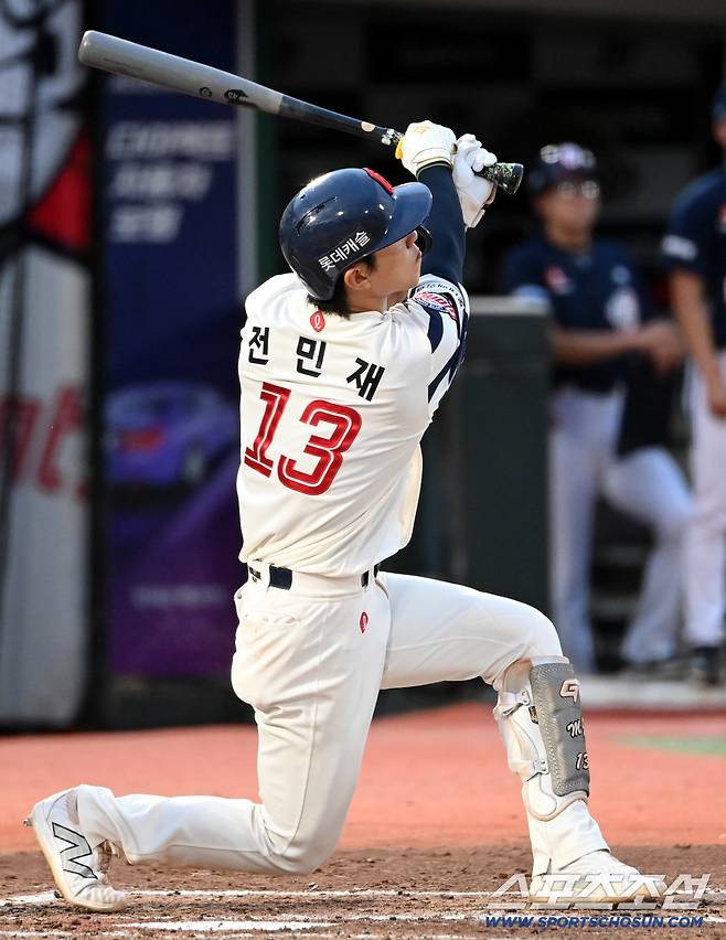 9일 부산 사직야구장에서 열린 두산과 롯데의 경기,2회말 무사 만루 전민재가 1타점 희생플라이를 치고 있다. 부산=허상욱 기자wook@sportschosun.com/2025.07.09/