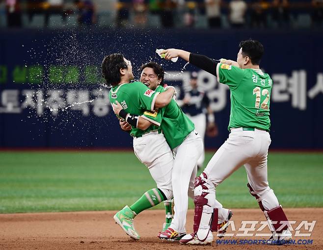 10일 고척스카이돔에서 열린 키움과 두산의 경기. 9회말 키움 임지열이 두산 김택연을 상대로 끝내기안타를 날렸다. 동료들과 함께 기뻐하는 임지열. 고척=송정헌 기자songs@sportschosun.com/2025.08.10/