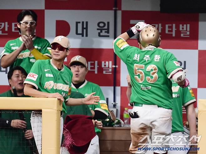 10일 고척스카이돔에서 열린 키움과 두산의 경기. 8회 동점 솔로홈런을 날린 키움 최주환. 고척=송정헌 기자songs@sportschosun.com/2025.08.10/