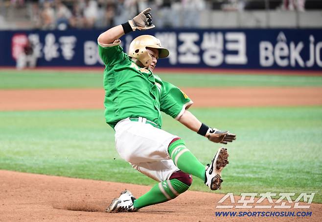 10일 고척스카이돔에서 열린 키움과 두산의 경기. 4회 1사 만루. 김건희 외야플라이 타구 때 2루에서 3루까지 진루하고 있는 키움 최주환. 고척=송정헌 기자songs@sportschosun.com/2025.08.10/