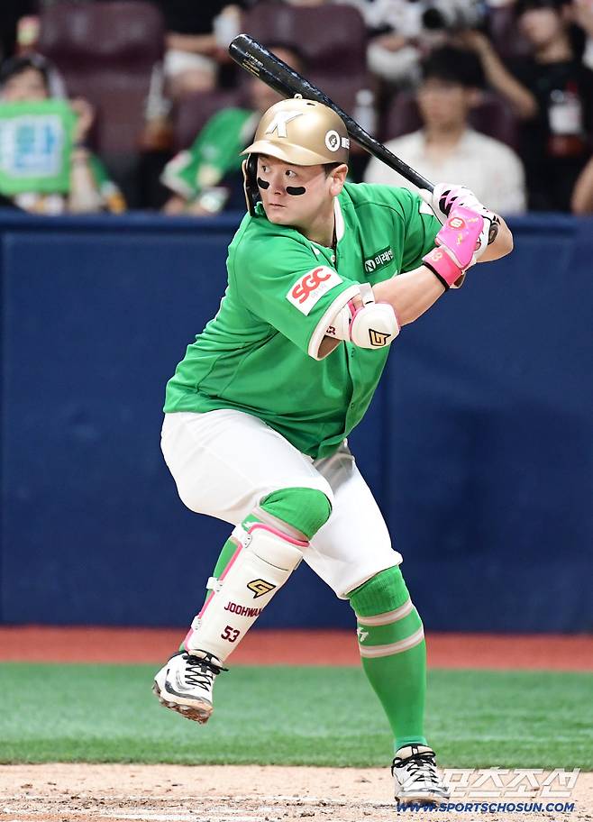 10일 고척스카이돔에서 열린 키움과 두산의 경기. 4회 안타를 날리고 있는 키움 최주환. 고척=송정헌 기자songs@sportschosun.com/2025.08.10/