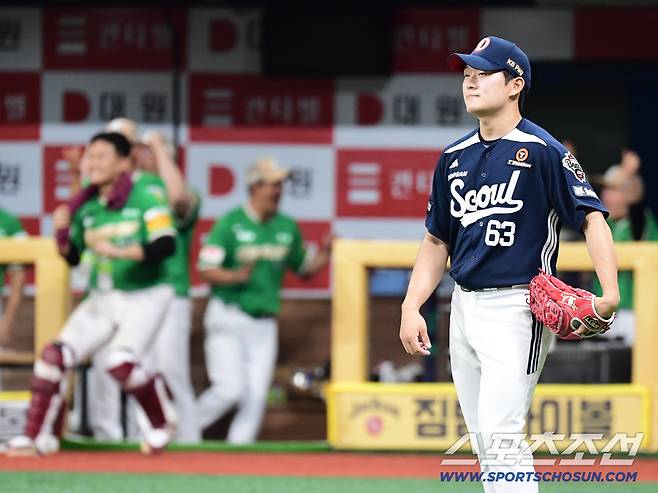 10일 고척스카이돔에서 열린 키움과 두산의 경기. 9회말 키움 임지열이 두산 김택연을 상대로 끝내기안타를 날렸다. 끝내기 안타를 허용한 두산 마무리 김택연. 고척=송정헌 기자songs@sportschosun.com/2025.08.10/