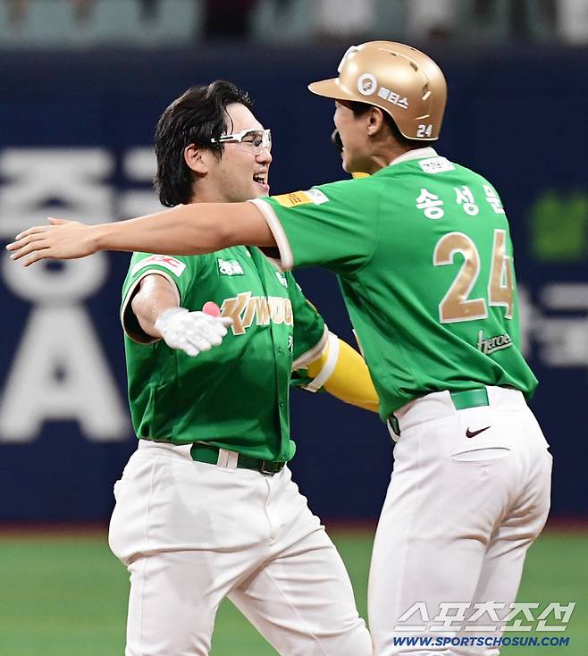 10일 고척스카이돔에서 열린 키움과 두산의 경기. 9회말 키움 임지열이 두산 김택연을 상대로 끝내기안타를 날렸다. 동료들과 함께 기뻐하는 임지열. 고척=송정헌 기자songs@sportschosun.com/2025.08.10/