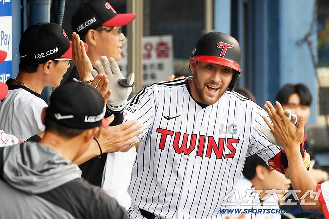 9일 잠실구장에서 열린 LG 트윈스와 한화 이글스의 경기. 1회말 2사 2루 LG 오스틴이 투런포를 날린 뒤 환호하고 있다. 잠실=박재만 기자 pjm@sportschosun.com/2025.08.09/