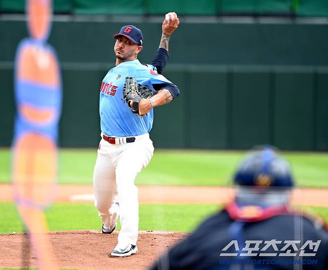 10일 부산 사직야구장에서 열린 SSG와 롯데의 경기에 앞서 롯데 새 외인투수 벨라스케즈가 마운드에 올라 불펜피칭을 하고 있다. 부산=허상욱 기자wook@sportschosun.com/2025.08.10/
