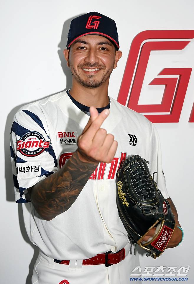 9일 부산 사직야구장에서 열릴 예정이던 SSG와 롯데의 경기가 우천취소된 가운데 롯데의 새 외인투수 벨라스케즈가 유니폼을 입고 포즈를 취하고 있다. 부산=허상욱 기자wook@sportschosun.com/2025.08.09/