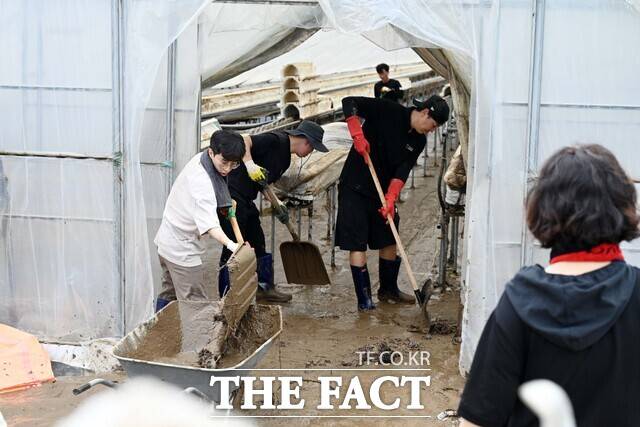 홍성군 공무원들이 지난달 16~17일 내린 집중 호우로 피해를 입은 비닐하우스 농가를 찾아 복구작업을 펼치고 있다. /홍성군