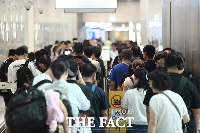 추석연휴가 시작된 14일 오전 인천국제공항 제 1여객터미널이 해외 여행을 떠나는 여행객들로 붐비고 있다. /장윤석 기자
