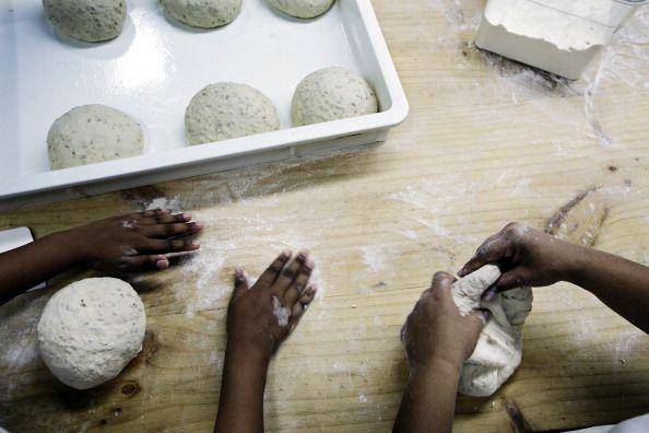 사워도우는 제조에 더 많은 시간이 소요되며 이로 인해 산업적으로 생산된 빵보다 훨씬 더 영양가가 높다