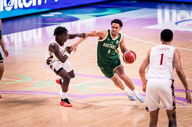호주의 제일린 갤러웨이가 10일 카타르와 벌인 FIBA 아시아컵 A조 3차전에서 드리블 돌파를 시도하고 있다. /국제농구연맹