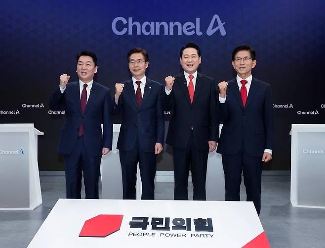 안철수(왼쪽부터), 조경태, 장동혁, 김문수 국민의힘 당대표 후보가 10일 오후 서울 종로구 광화문 채널A스튜디오에서 '국민의힘 8·22 전당대회' 첫 방송토론회를 시작하기 전에 기념촬영을 하고 있다. /뉴시스