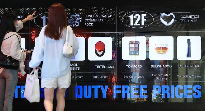 중국 단체 관광객 무비자 입국 시행 허용에 면세업계의 기대감이 커지고 있는 지난 7일 오후 서울 시내 한 면세점을 찾은 관광객 등이 쇼핑을 위해 발걸음을 옮기고 있다. /뉴스1