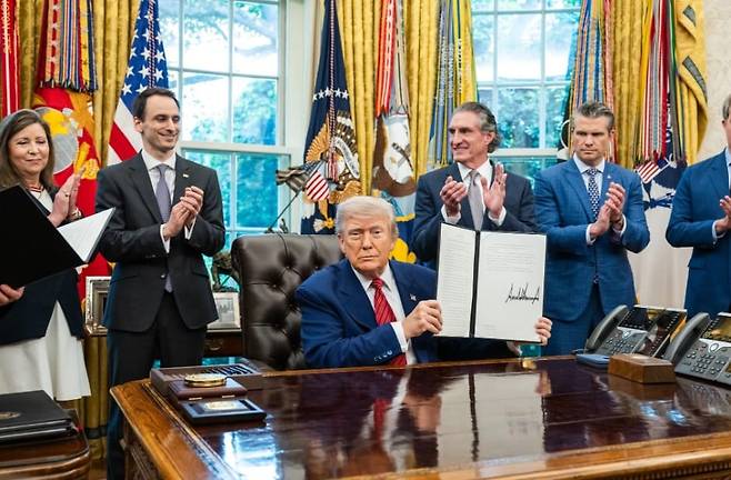 도널드 트럼프 미국 대통령이 지난 5월 23일(현지 시각) 백악관 집무실에서 원전 관련 행정명령에 서명하고 이를 들어 보이고 있다. /백악관 홈페이지 캡처