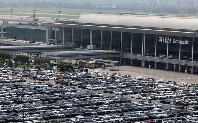 여름 휴가 성수기인 지난달 29일 서울 강서구 김포공항 국내선 청사 주차장에 차량들이 가득 주차돼 있다./연합뉴스