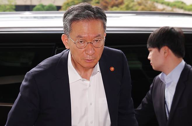 정성호 법무부 장관이 7일 오전 경기도 과천시 정부과천청사 법무부로 출근을 하고 있다. /뉴스1