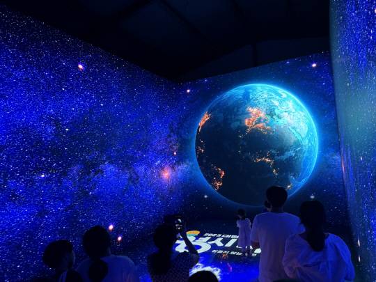 9일 대전 목척교 '아이스호텔' 내부. 지구와 우주를 형상화한 미디어아트 공간에서 시민들이 사진을 찍고 있다. 이성현 기자