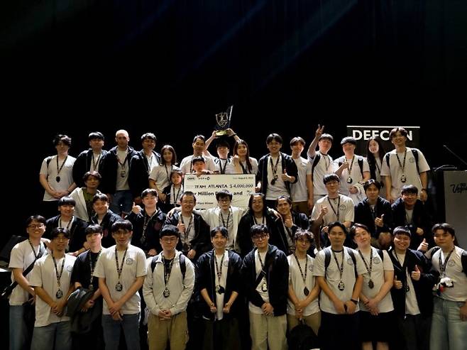 AI 사이버 챌린지 우승 후 환호하는 Team Atlanta. KAIST 제공.