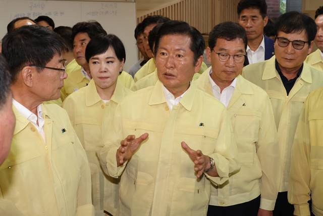 정청래(앞줄 왼쪽 두번째) 더불어민주당 대표가 지난 8일 전남 무안군 승달문화예술회관에 마련된 수해 임시 대피소를 찾아 피해 주민 지원 방안을 논의하고 있다.  [무안=연합뉴스]