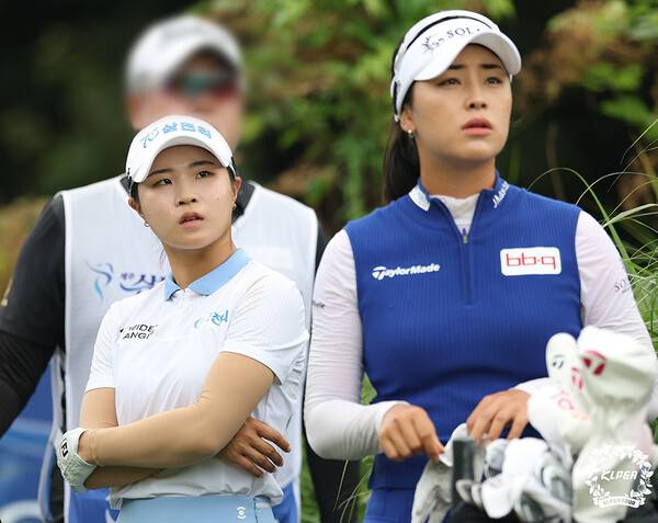 윤이나, 노승희, 방신실, 황유민, 박성현, 박현경 프로 등이 출전한 2025년 한국여자프로골프(KLPGA) 투어 제12회 제주삼다수 마스터스에서 '고지우 동생' 고지원 프로가 우승을 차지했다. 고지원, 윤이나 프로가 최종라운드 챔피언조에서 경기하는 모습이다. 사진제공=KLPGA