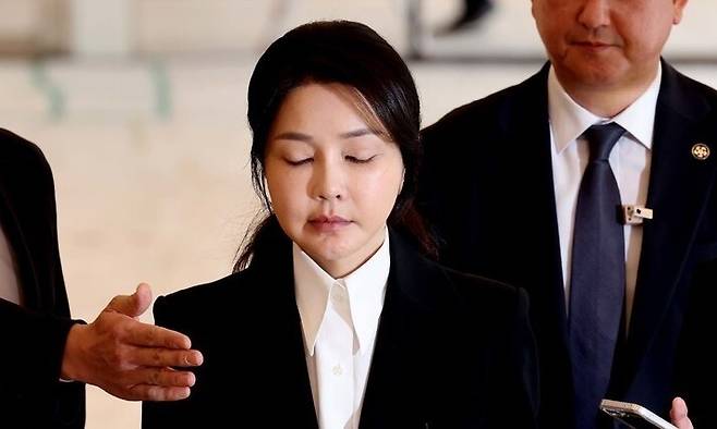 윤석열 전 대통령 부인 김건희 여사가 지난 6일 서울 종로구 민중기 김건희 특별검사팀 사무실에 피의자 신분으로 출석하고 있다. 사진공동취재단