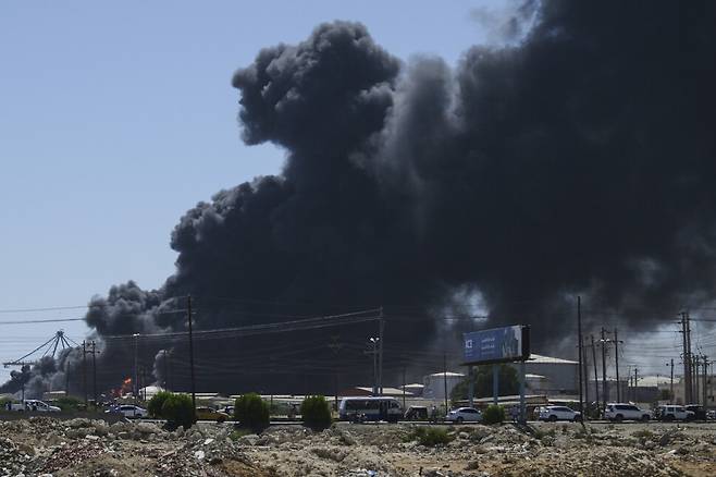 AP 자료사진. 2025년 5월6일, 수단의 항구 도시인 포트수단에 신속지원군(RSF)이 드론 공격을 퍼부어 연기가 피어오르고 있다. AP연합뉴스