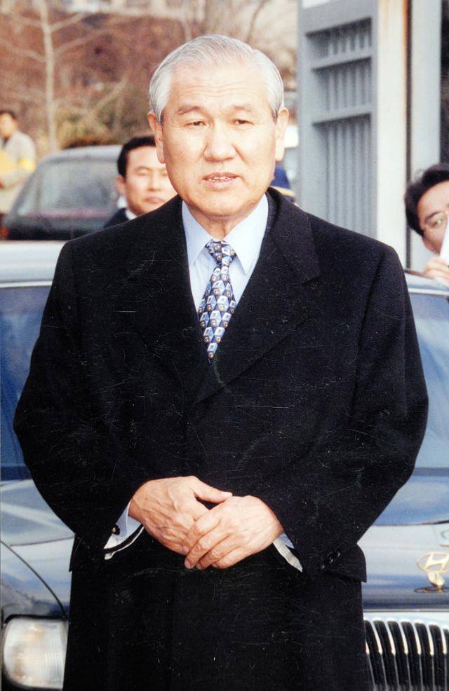 노태우 전 대통령이 1997년 12월 22일 특별사면된 후 서울구치소 앞에서 소감을 밝히고 있다. 한국일보 자료사진