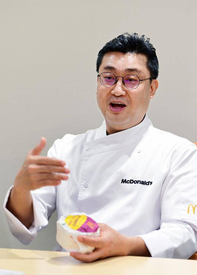 한국맥도날드 익산 고구마 모짜렐라 버거 메뉴개발팀의 백창호 팀장이 메뉴 개발 과정에 대해 설명하고 있다. 한국맥도날드 제공